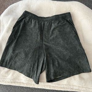 Lululemon Pacebreaker size medium linerless 7inches marble green